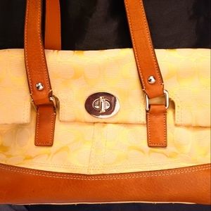 hallie shoulder bolsa in signature canvas red